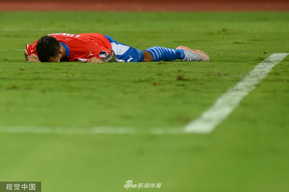 锁定胜局后，完成梅开二度的安赫尔-罗梅罗激情滑跪庆祝，身后的队友们纷纷冲上来与他分享这荣耀的时刻。