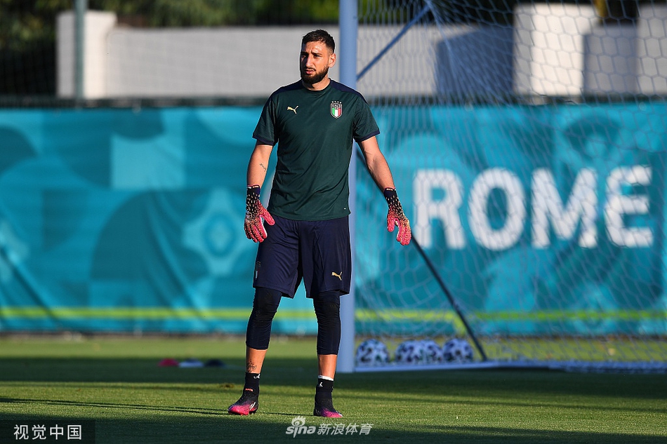 斯皮纳佐拉在训练中犹如一道蓝色闪电，带球疾进。他在首战中的出色表现令人记忆犹新，此刻他正用一次高速奔袭后的精准传中，向所有人证明，这把来自左路的尖刀已经磨得锋利无比，随时准备刺穿瑞士队的坚固防线。