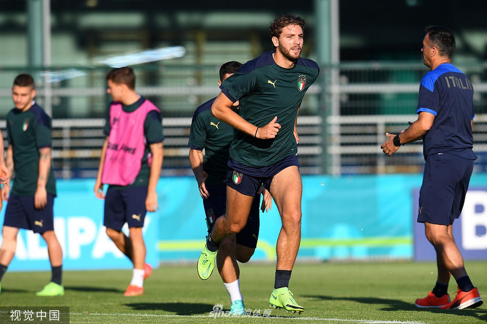 因莫比莱在一次进攻演练中腾空而起，一记势大力沉的凌空抽射引得场边一阵惊叹。这位意甲金靴的身体在空中舒展，如同罗马夏日里的一道惊雷，预示着他渴望在对阵瑞士的比赛中再次扮演关键先生。