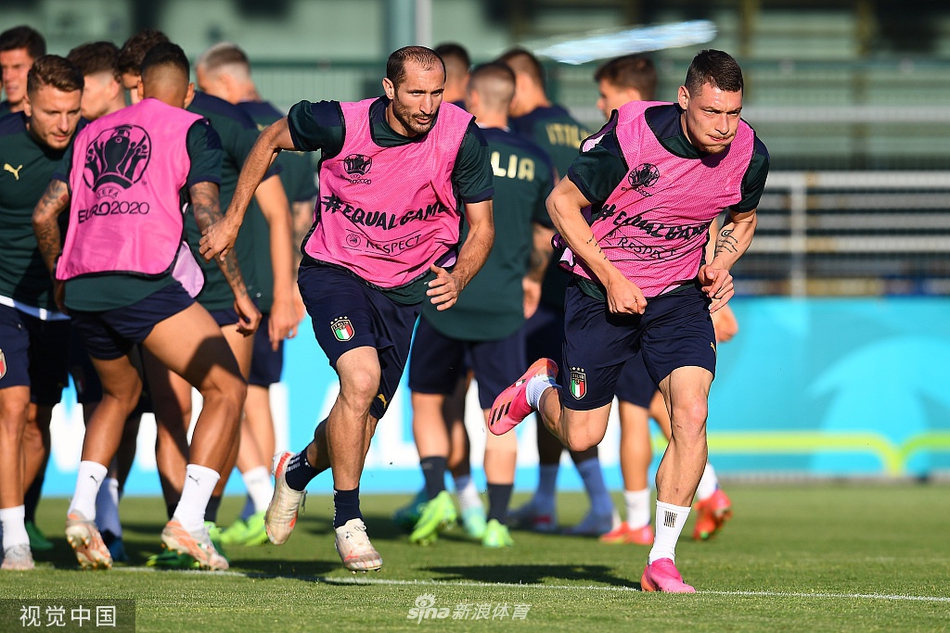 因西涅和贝拉尔迪在训练间隙相谈甚欢，笑容绽放在两位攻击手脸上。在首场大胜的鼓舞下，这对锋线搭档用轻松的姿态传递着一个信号：即使面对强敌，他们也有信心用默契的配合和灵活的跑位，继续为意大利队带来进球的喜悦。