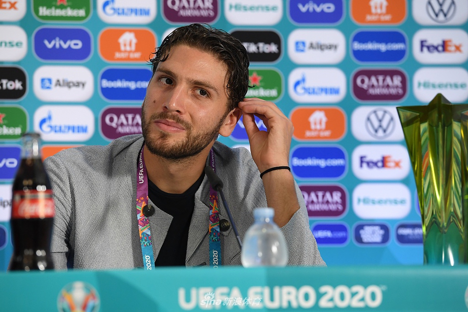 队长基耶利尼尽管因伤离场，仍拄着拐杖出席赛后活动，用行动诠释领袖责任