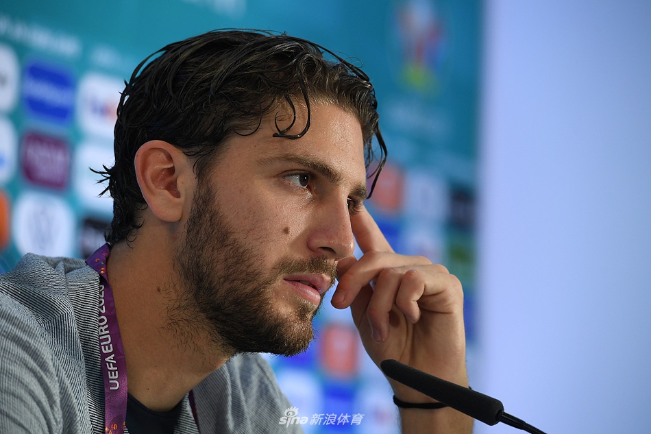 发布会现场媒体记者云集，镜头与闪光灯聚焦于意大利队的荣耀时刻，记录历史