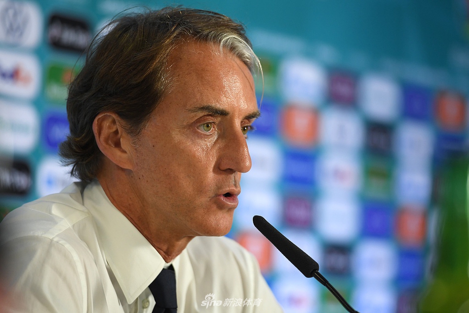 洛卡特利在发布会上手持吉祥物公仔，腼腆的笑容里藏不住双响建功的喜悦与自豪