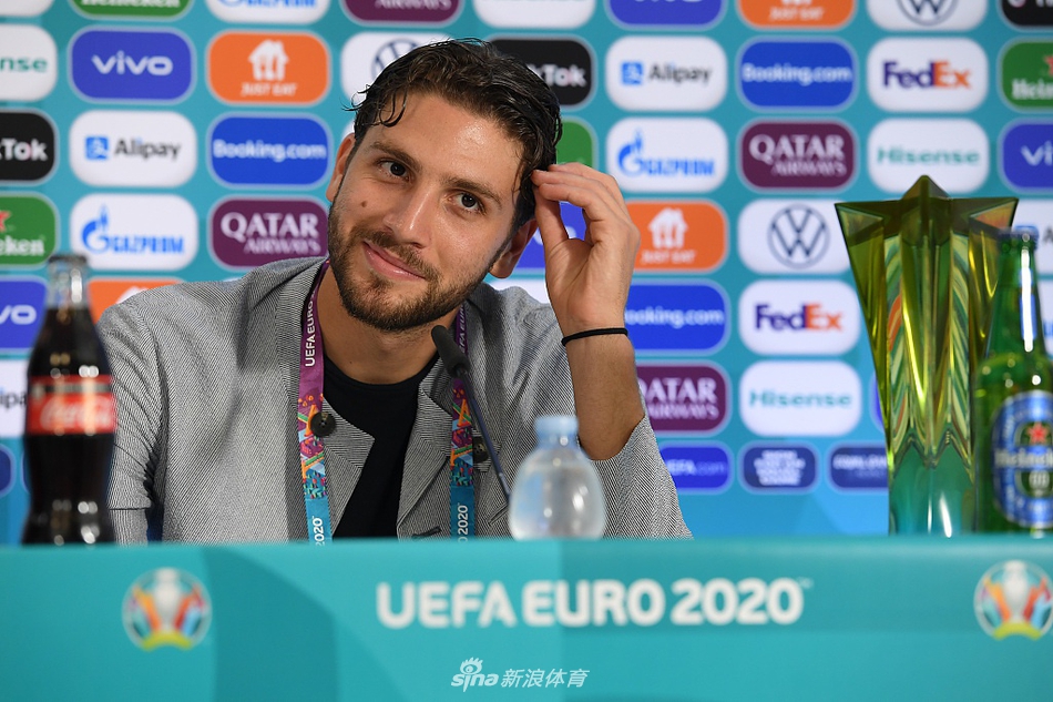 主帅曼奇尼在发布会上面带标志性的微笑，从容应对记者提问，尽显儒帅风范