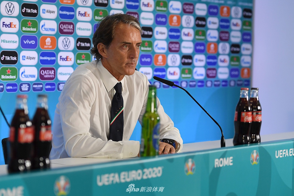 意大利将帅赛后意气风发，在发布会上面带微笑侃侃而谈，分享胜利心得