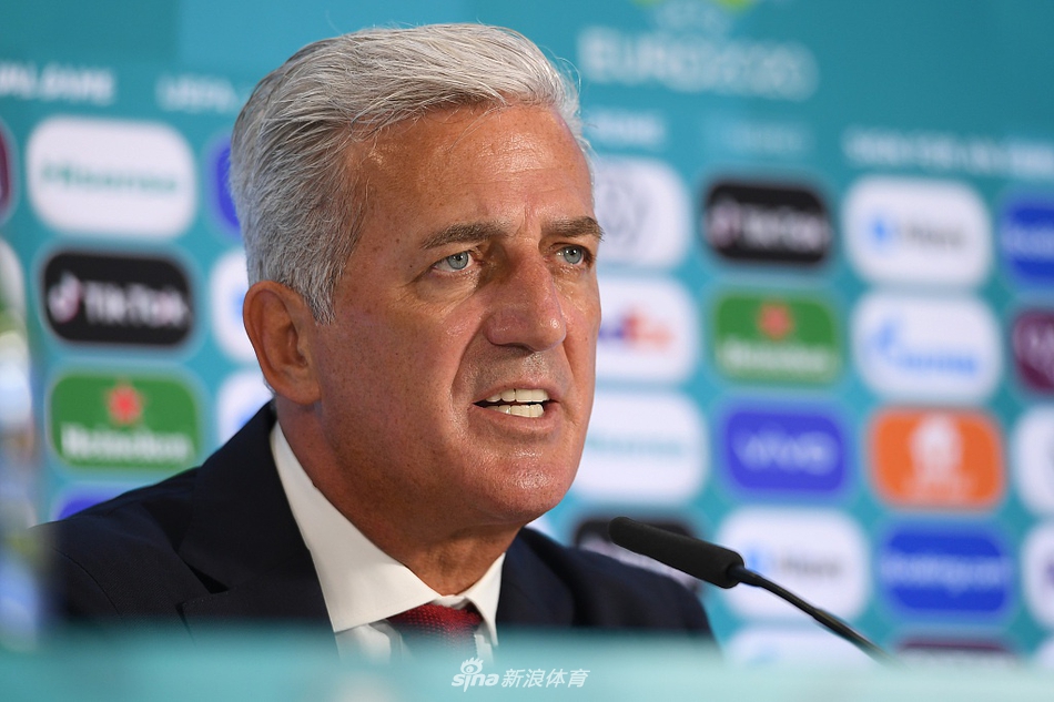 洛卡特利在罗马奥林匹克球场破门瞬间，双臂张开如鹰击长空，与看台上沸腾的意大利球迷构成一幅蓝色狂欢画卷