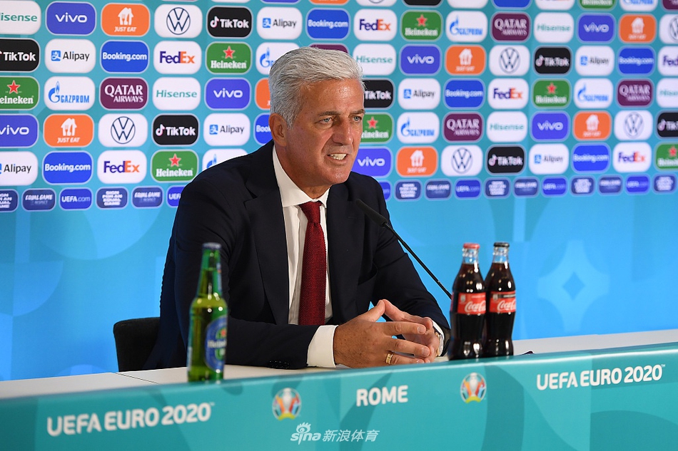 瑞士门将索默面对洛卡特利势大力沉的远射望球兴叹，皮球如出膛炮弹般直挂死角，定格了这场比赛最精彩的瞬间