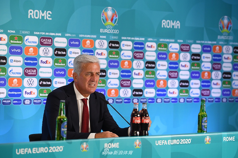 赛后发布会上，表情严肃的瑞士主帅佩特科维奇正在分析失利原因，身旁的矿泉水瓶映衬出他思考如何带领球队走出困境的决心