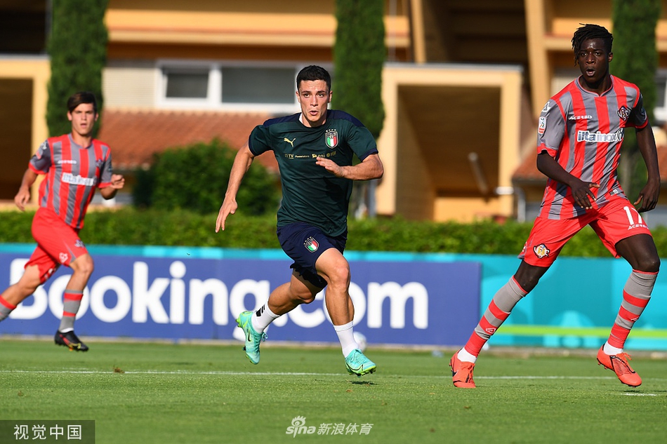 中场节拍器若日尼奥在训练中用魔术般的脚法指挥着球队的节奏，皮球仿佛被无形的丝线牵引，在他脚下灵动穿梭，将训练场变成了他的个人秀场。