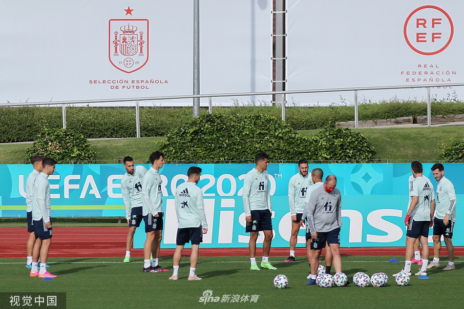 训练场上，科克在一次拼抢倒地后，队友迅速伸出援手将他拉起，两人的眼神交汇中充满了信任与坚定，这支看似背负沉重压力的团队，正用最男人的方式诠释着“生死与共”的兄弟情谊。