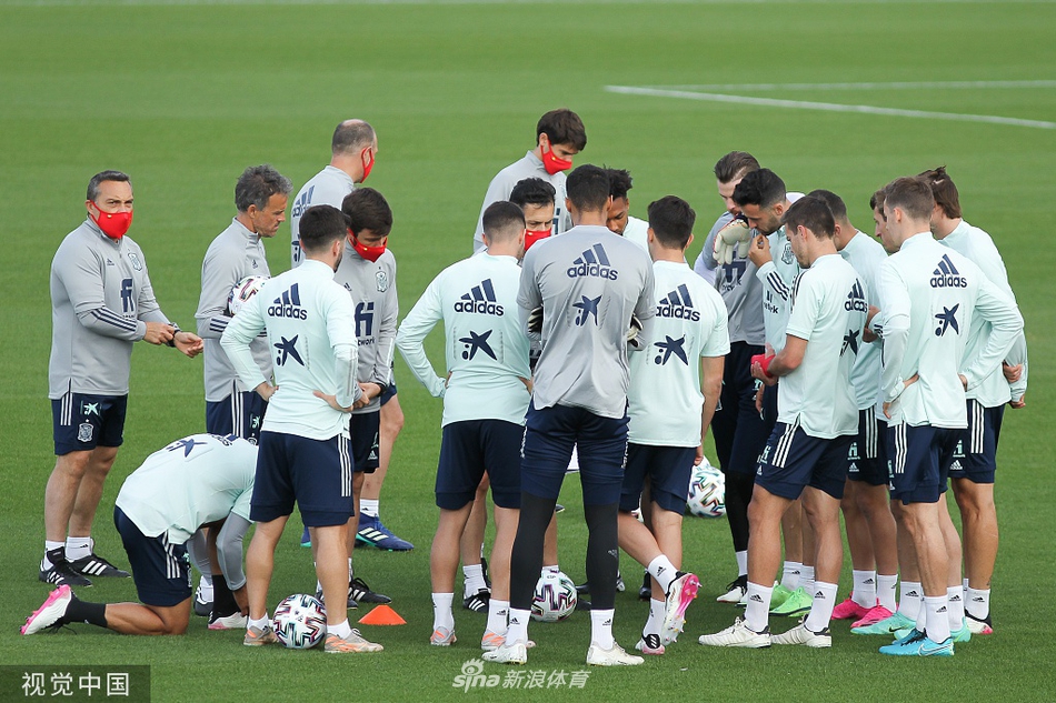 随着训练结束，球员们围成一个紧密的圆圈，肩并肩、头碰头，在队长布斯克茨的带领下高声呐喊。这一刻，所有的质疑和嘘声都被抛诸脑后，只剩下一个团结的整体，即将奔赴“战场”。