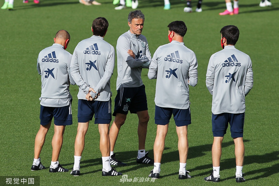 阿尔巴在边路高速插上后送出一记精准传中，皮球在空中划出美妙的弧线，而门前包抄的莫拉塔已经高高跃起，夕阳勾勒出他们充满力量感的剪影，仿佛下一秒就要将压力击碎。