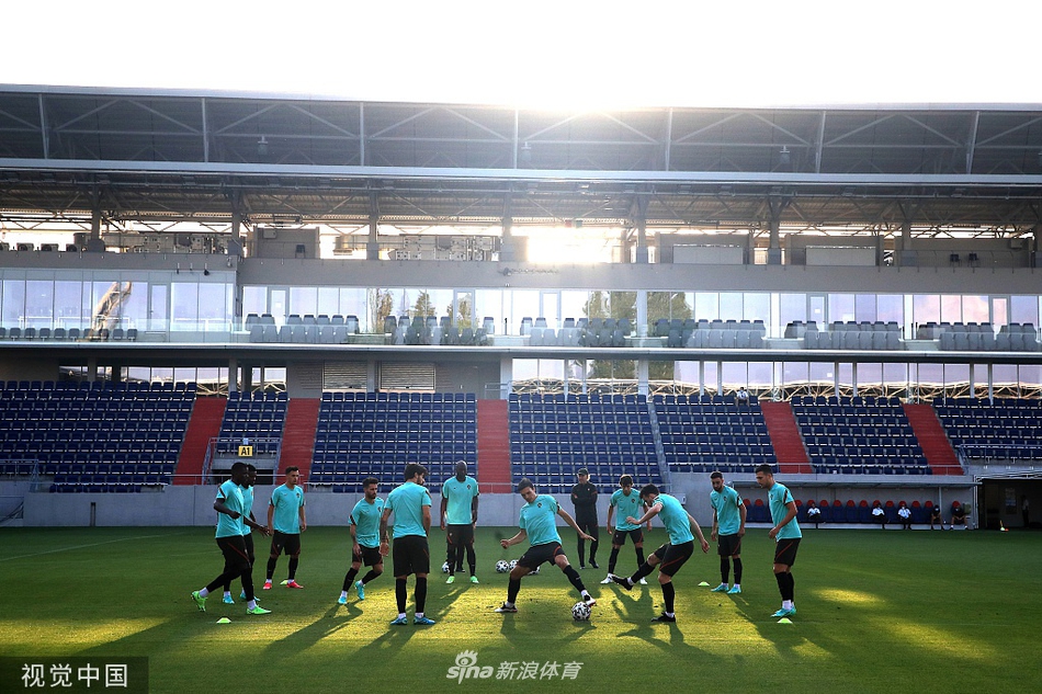 C罗在体能教练的指导下进行标志性的力量训练，手臂肌肉线条分明，每一次发力都展现出超越36岁的惊人身体素质和钢铁意志。