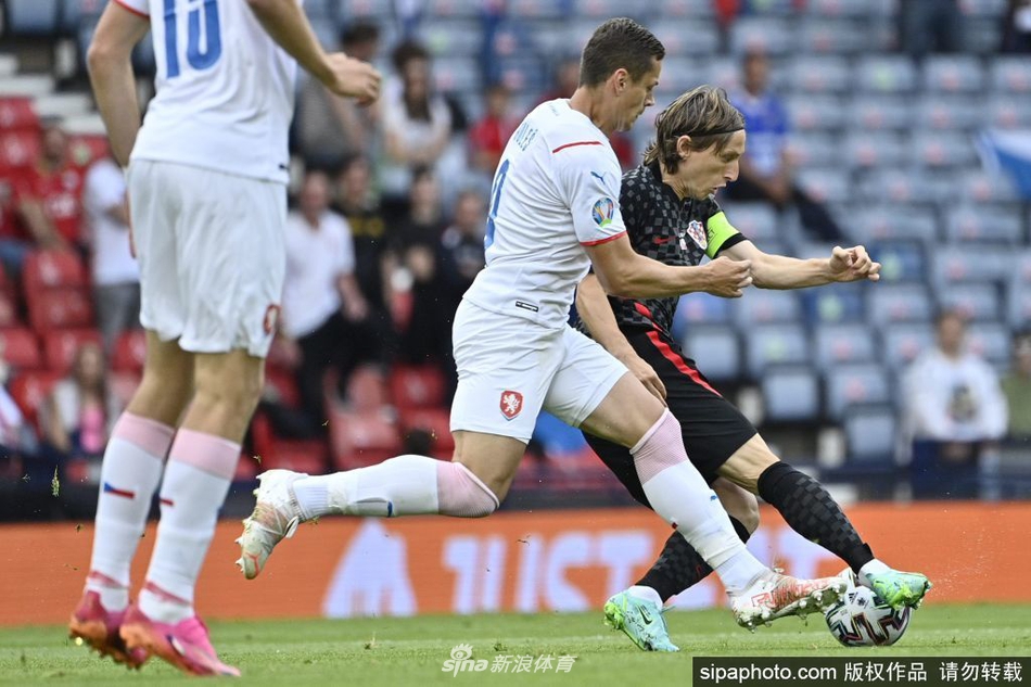 进球后的莫德里奇被队友们团团围住，大家脸上都带着真挚的笑容，共同庆祝这个属于全队、更属于队魂的荣耀时刻。