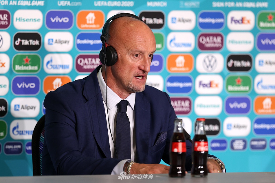 匈牙利主教练马尔科·罗西在赛后发布会上目光坚毅，面对死亡之组的成绩，他眼中既有不甘又充满自豪，双手比划着向记者解释那场惊心动魄的战术博弈。