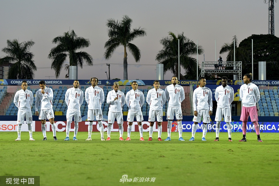 卡里略推射完成扳平一击后，激情滑跪，身后的拉帕杜拉奔跑而来，两位功臣紧紧相拥，庆祝这价值千金的闪电两连击。