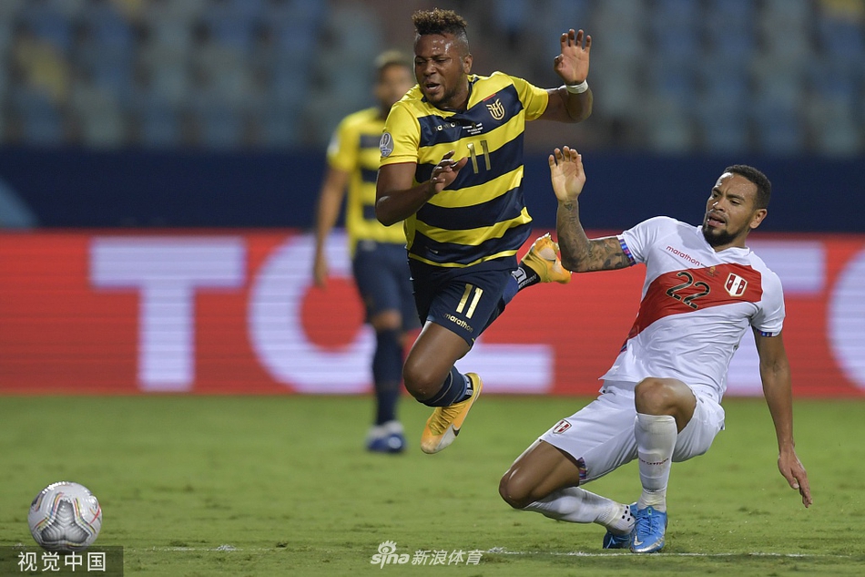 塔皮亚在混乱中不慎自摆乌龙，脸上写满了无奈与沮丧，而厄瓜多尔球员们则瞬间沸腾，拥抱在一起庆祝这份意外之喜。