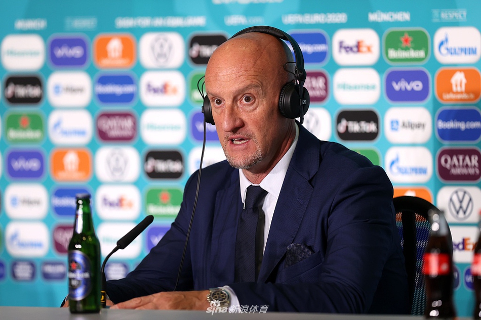 匈牙利球员代表在发布会现场整理着训练服，眼神中透露出不屈的光芒，尽管未能小组出线，但他们的嘴角依然挂着一丝为团队感到骄傲的倔强微笑。