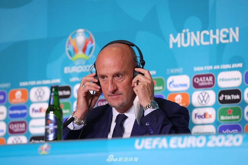 匈牙利主教练罗西在发布会台上慷慨激昂，他紧握双手放在桌面的话筒前，身后的背景板印着欧洲杯徽章，仿佛在向全世界宣告匈牙利足球的重生。