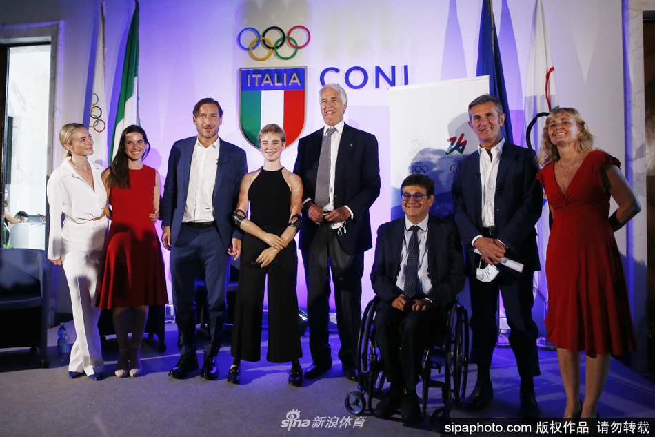 在罗马的新闻发布厅里，托蒂端详着2026冬奥会的吉祥物玩偶，这一刻，罗马城的斗兽场精神似乎与阿尔卑斯的冰雪灵魂完成了交接。