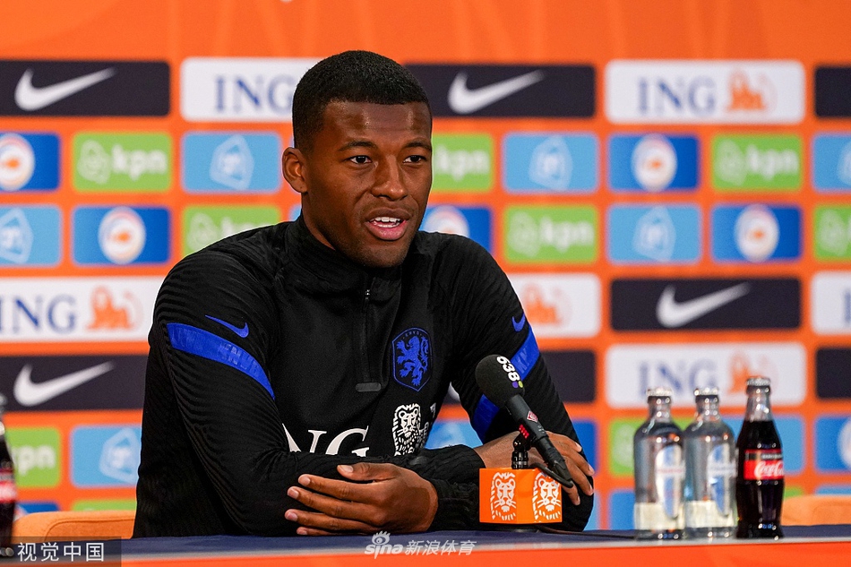 德波尔在战术板上比划着，目光如炬地看向远方，仿佛在脑海中预演着明天比赛的关键瞬间，每一道皱纹里都刻满了对战术细节的专注与思考。