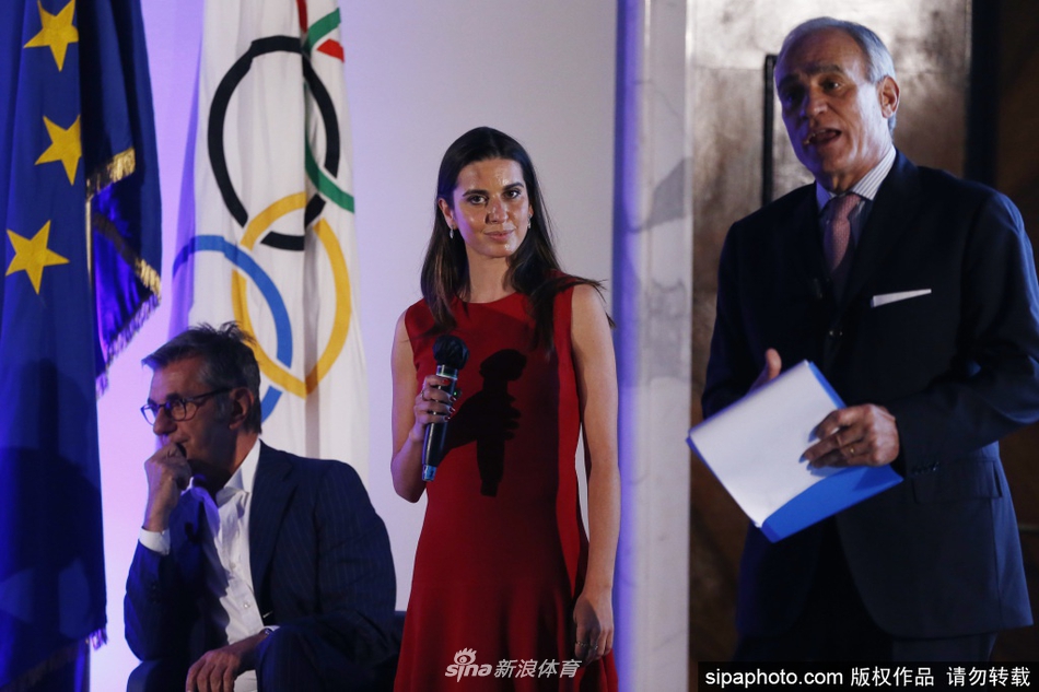 托蒂手持冬奥会官方围巾，眼神深邃地望向远方，仿佛在奥林匹克的荣光中，看到了自己作为运动员时未竟的冬季梦想。