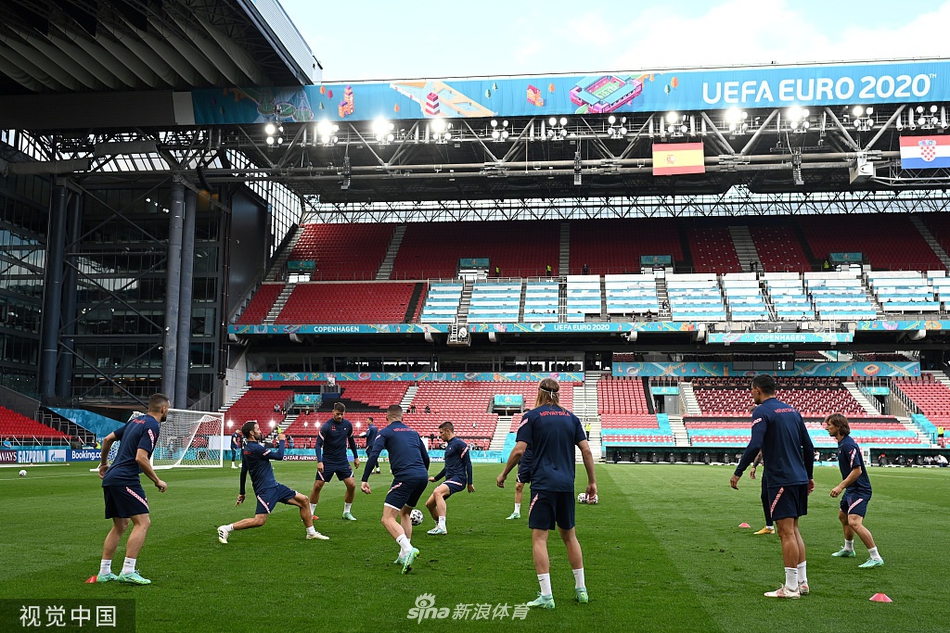 赛前新闻发布会的讲台上，摆放着一排排整齐的矿泉水瓶和克罗地亚队的队徽麦克风，记者们正在紧张地记录着，预示着一天后这里即将上演一场决定命运的生死对决。