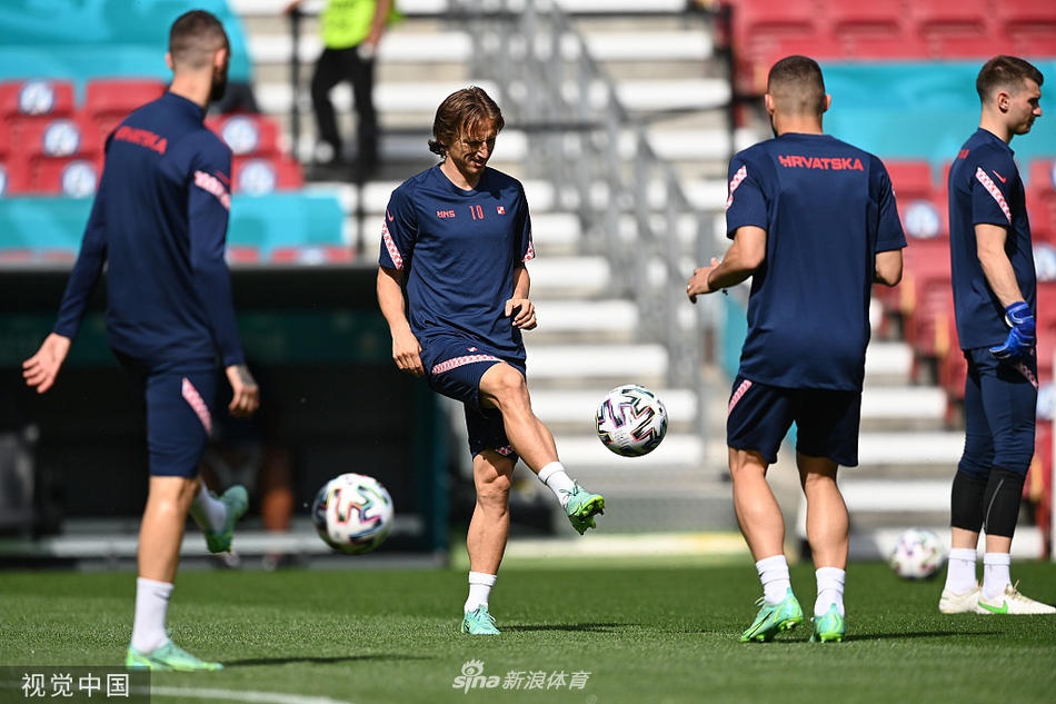 发布会上，克罗地亚主帅达利奇双手比划着，正在耐心地向记者解释他的战术布置，身后的背景板上印着克罗地亚足协的标志，他眼神中透露出对年轻球员的担忧与对老将的信任。