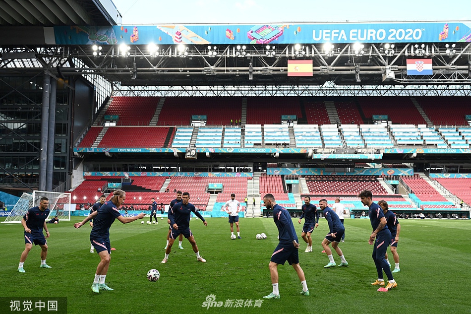 训练场边，几名替补球员正在进行传接球练习，他们的身影在巨大球场的阴影下显得有些渺小，但每一次触球都格外认真，随时准备着为国家队冲锋陷阵。