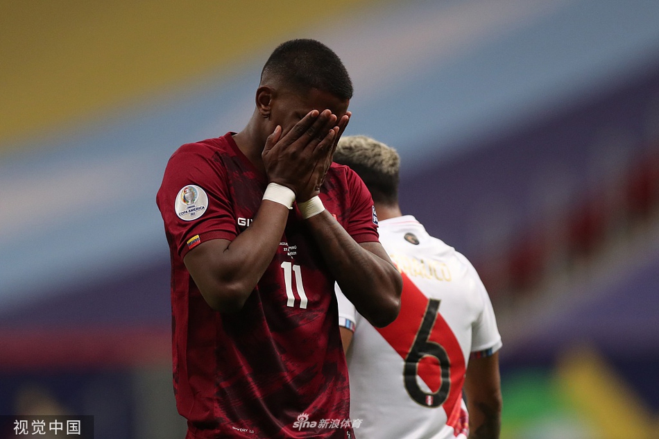 巴西利亚夜色下，秘鲁球员卡里略门前机敏推射，一击致命瞬间点燃全场激情