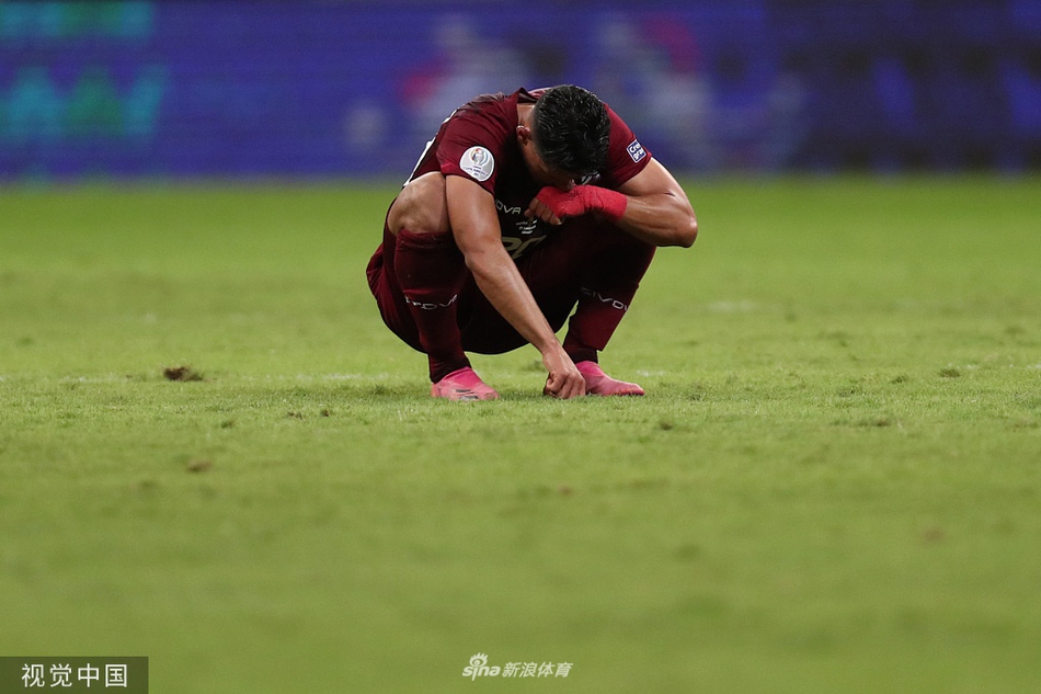 宿命的交错：秘鲁老将奎瓦带球突破，委内瑞拉防守球员紧紧跟随，上演一场速度与技术的巅峰对决