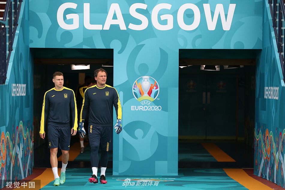 门将布什昌在教练的指导下进行高难度扑救练习，他的眼神坚毅，飞身而出的身影仿佛在宣告，他将用双手守护乌克兰通往前方的道路。