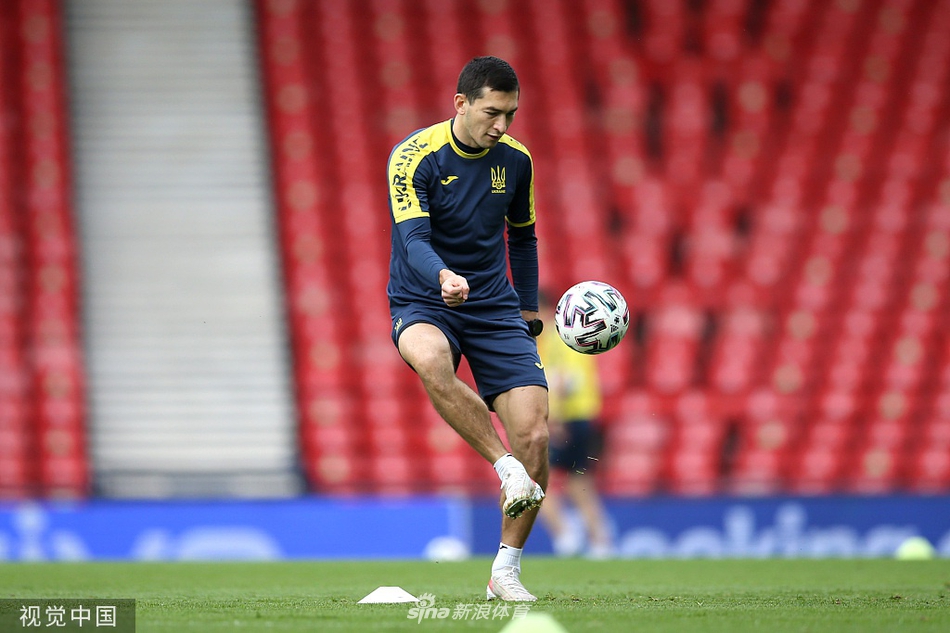 全队围成圆圈，肩搭着肩，在场地中央高喊着口号，这一刻，他们不是一个人在战斗，整个国家的希望都凝聚在这个紧密的圆圈之中。