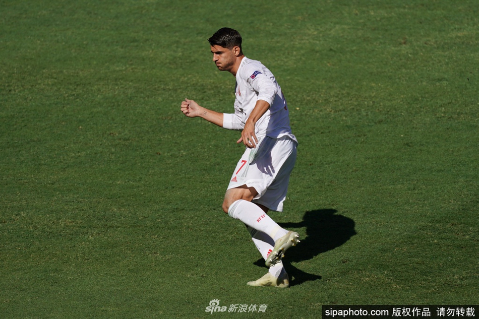 在战胜克罗地亚的史诗级战役后，莫拉塔深情拥抱老将阿斯皮利奎塔，两人的眼神中既有劫后余生的庆幸，也有对下一场战斗的坚定，汗水浸透的球衣见证了他们不屈的意志。