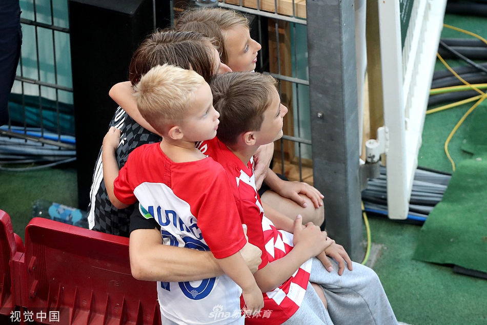 克罗地亚球员们赛后与家人在场边团聚，孩子们在草地上奔跑嬉戏，球员们神情放松地注视，这片绿茵场见证了失利后的另一种圆满。