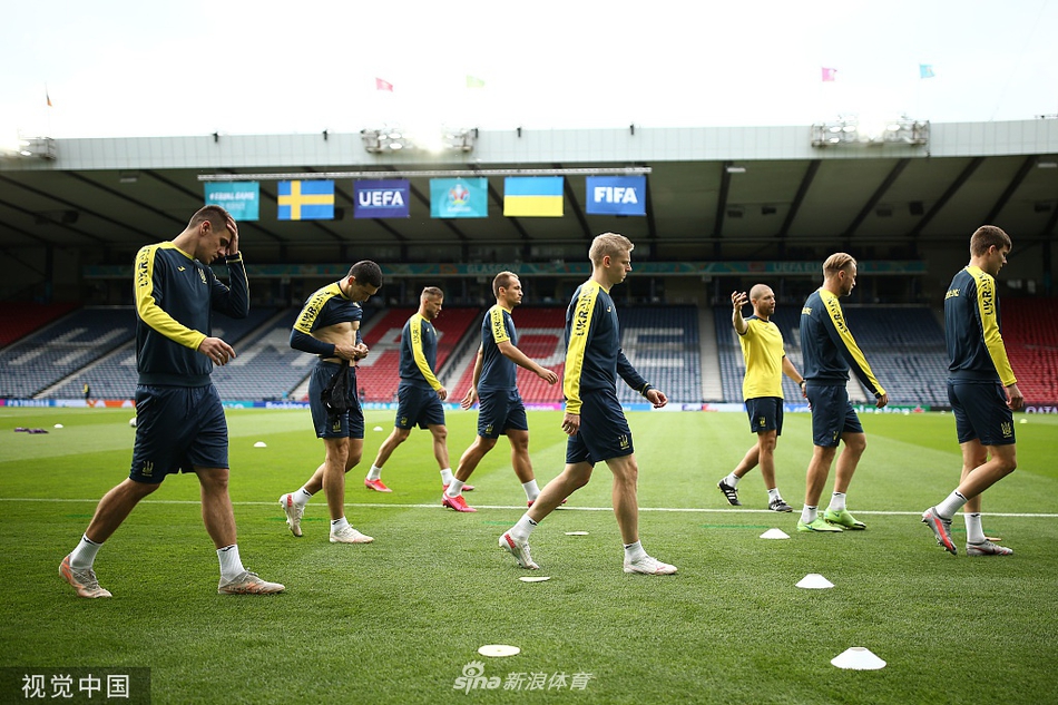 训练间隙，舍甫琴科亲自上阵为后卫们演示防守站位，他的肢体语言丰富而有力，试图将自己球员时代的经验通过这一次次示范传递给弟子。