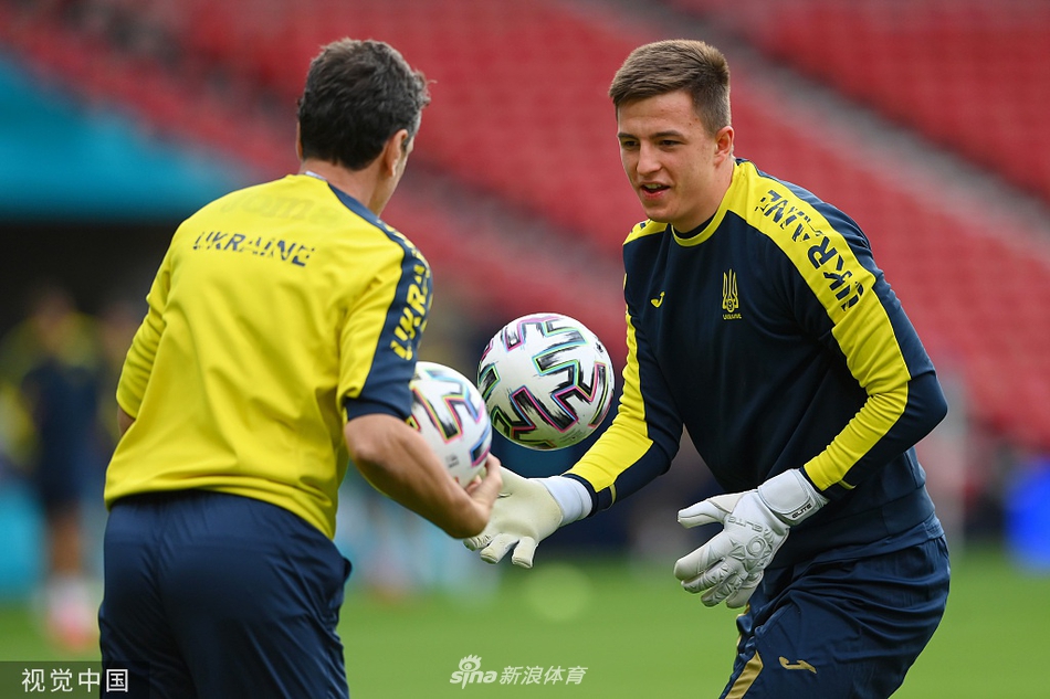 训练结束，舍甫琴科独自留在场边，双手插兜凝视远方，身后的看台空空荡荡，但他的心中已经装满了明晚战斗的蓝图。