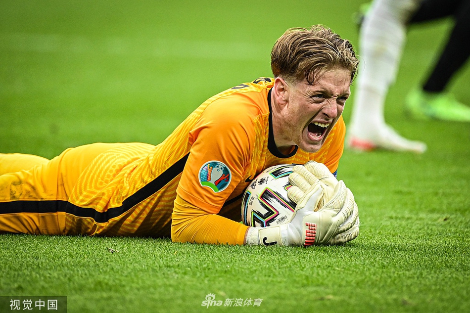 小基耶萨进球后握拳仰天怒吼，完美诠释了意大利人的钢铁意志