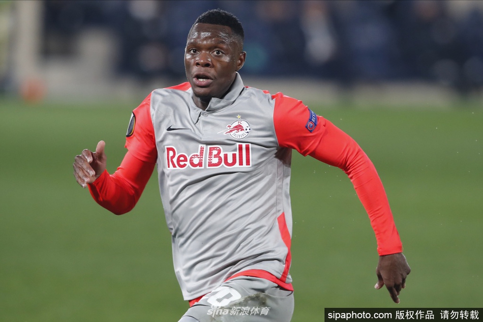 帕特森·达卡正式亮相莱斯特城，他手持蓝狐围巾，站在王权球场的徽章下，腼腆而坚定的笑容里满是对未来英超征程的憧憬。