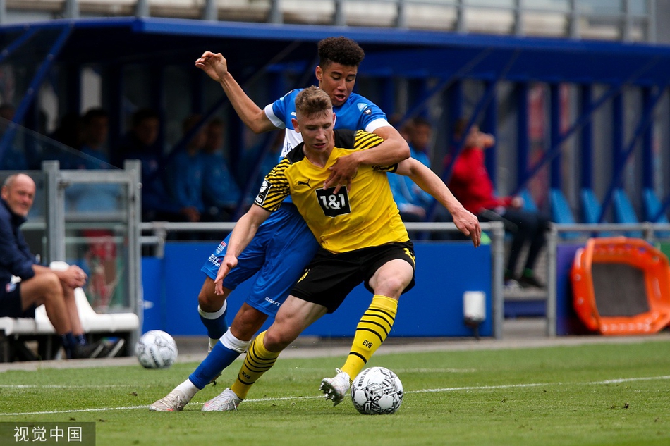 终场哨响后，兹沃勒与多特蒙德U23的球员们三三两两聚在一起，交换着球衣并拍肩交谈，脸上都挂着运动后的轻松笑容