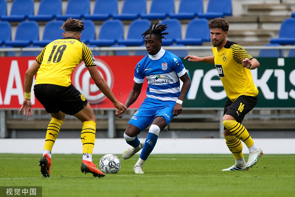 兹沃勒队进球后，多名球员激动地聚集在一起庆祝，教练组成员也在场边振臂高呼，看台上稀落的掌声与欢呼声交织