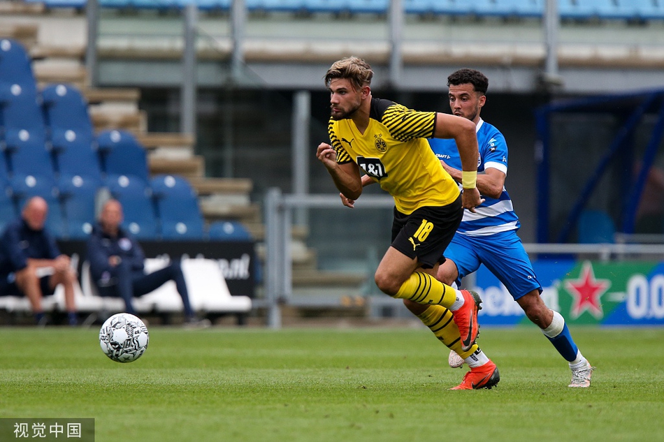 兹沃勒与多特蒙德U23球员在开球前肃立，镜头捕捉到两队友好握手的瞬间，背景是荷兰夏日明媚的阳光与绿茵场