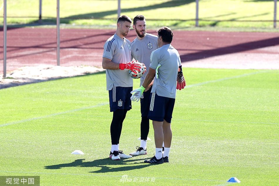 夕阳的余晖洒在训练场上，西班牙全队聚拢成圈，手臂搭着肩膀，在队长布斯克茨的带领下高声呐喊，这一刻，无关胜负，唯有团结与信念。