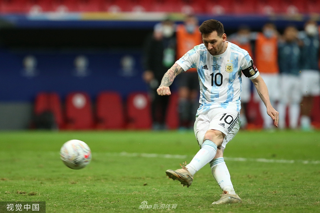 门神达米安·马丁内斯在点球大战中奉献了不可思议的三连扑后，激情怒吼，他的神勇表现是阿根廷晋级决赛的最大功臣。