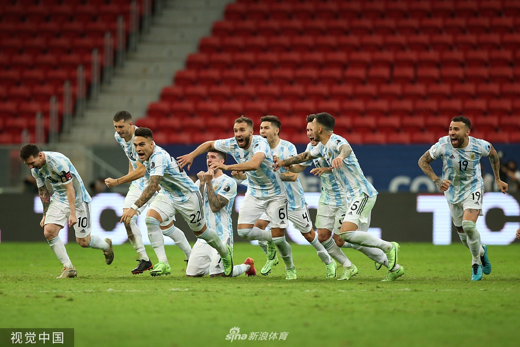 进球功臣劳塔罗·马丁内斯被兴奋的队友们团团围住，其中梅西跳上他的后背，共同庆祝这粒宝贵的开场进球。