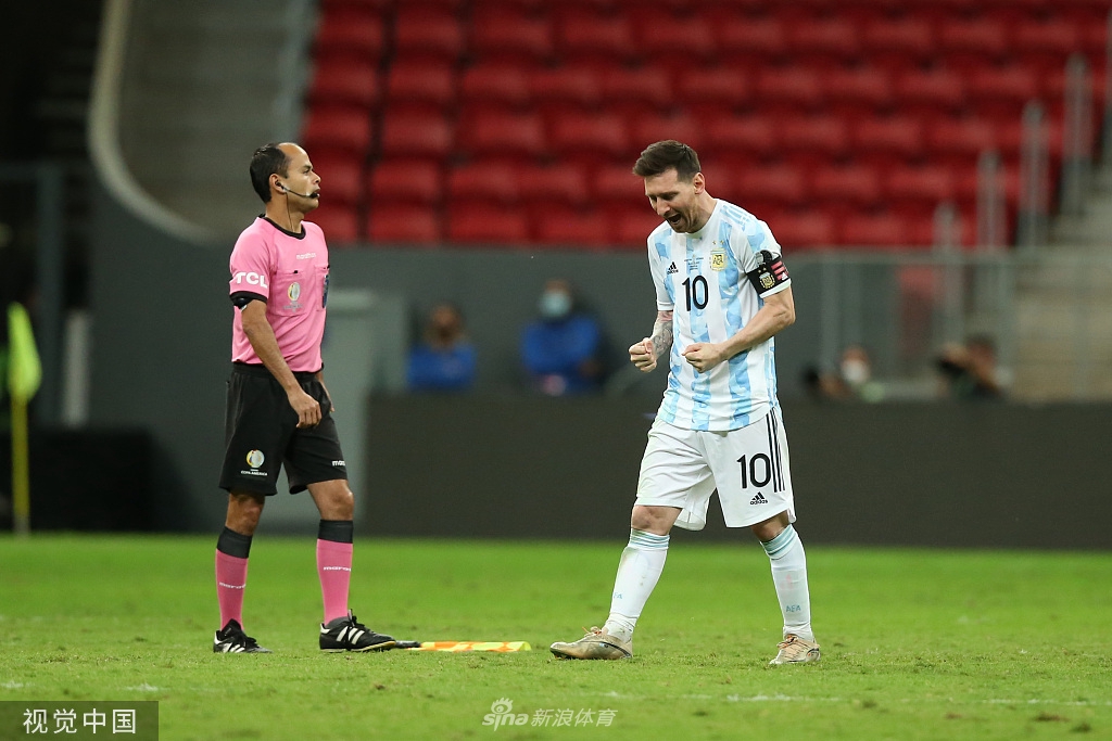 赢下点球大战后，梅西激动地与上演神奇三连扑的门将马丁内斯紧紧相拥，千言万语尽在这个充满感激与信任的拥抱中。