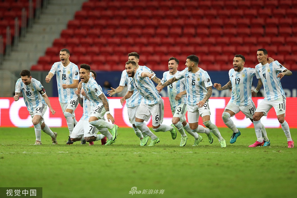 哥伦比亚的扳平英雄迪亚兹在进球后激情滑跪庆祝，他的小角度破门让比赛重回起点，也让南美巴的生命力尽情绽放。