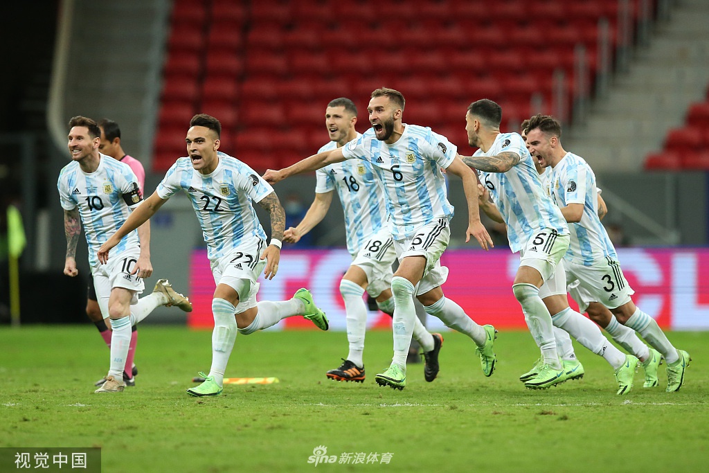 梅西在禁区内用标志性的沉稳步伐主罚点球，目光如炬，皮球应声入网，为阿根廷在点球大战中稳住阵脚。