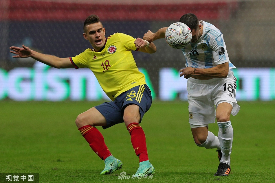 路易斯·迪亚斯在身体完全失去平衡的瞬间，用一记不可思议的挑射攻破了阿根廷的球门，他像一位灵动的舞者，在草皮上滑翔，将比赛的悬念重新拉了回来。