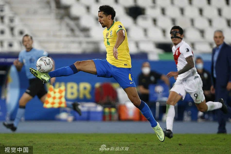 梅西主罚点球一蹴而就，坚定的眼神中燃烧着对冠军的无限渴望。而哥伦比亚门将奥斯皮纳虽然猜对了方向，却也只能目送皮球入网，这是球王与命运的抗争。